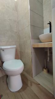 Dormitorio KAPULLANA Jr Junin 263 barrio norte con cocina baño privado - Piura - 5