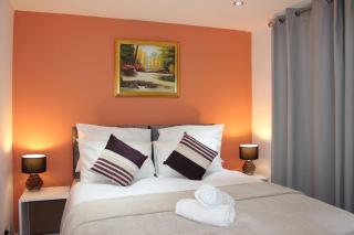 2-Bedroom Garden Apartment near West Norwood Station - 1