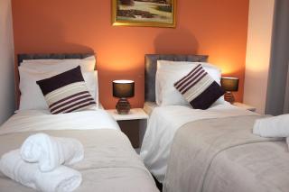 2-Bedroom Garden Apartment near West Norwood Station - 4