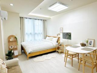 Modern Studio House- Gongdeok station 1min walk - 0