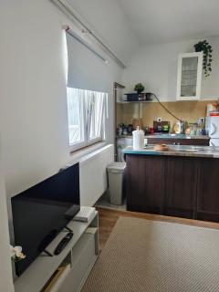 Quiet and Bright - Near Bus Station & Free Parking - 2