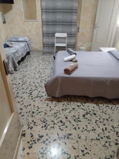 low cost airport room catania bagno privato in camera 800 mt aeroporto - 0