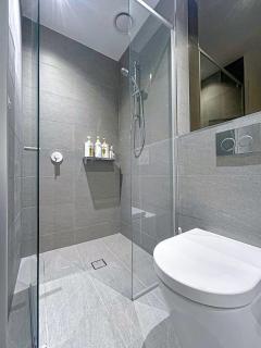 2-Bedroom Apartment in Melbourne CBD with Balcony, Pool & Gym Access - 6