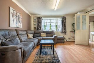 Modern 3BD Stay near Elizabeth Line & Heathrow - 4