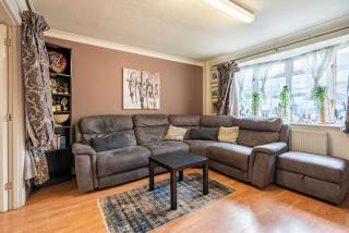 Modern 3BD Stay near Elizabeth Line & Heathrow - 2