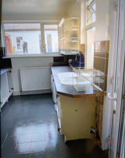 City Vacations Kettering free WiFi for ' Short & Long stays ' Shared bathroom & Shared Kitchen Single room for 1 Adult - 3