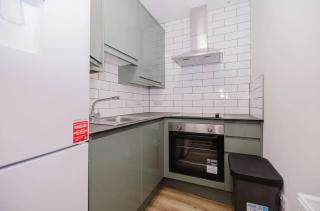 Huge 8B Centre Stay-16 Groups - Edinburgh - 8