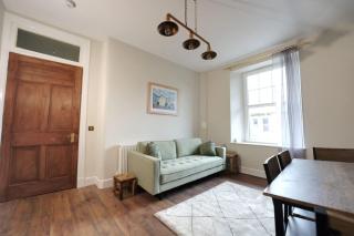 Stylish Top-Floor Flat - Leith - 6