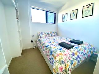 Stylish 3 bed Ponsonby apartment - 8