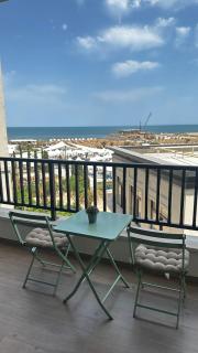 Sea Breeze Resort, Beachfront apartment with a balcony and sea view - Nardaran - 9