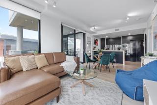 South Bank Sensational - 2Bed-2Bath-1Car-Pool - 7