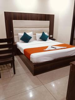Hotel Sky Wood Residency At Airport - New Delhi - 0