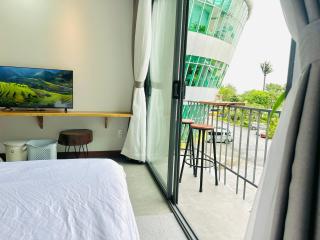 303MSNK Luxe Spacious Studio l Balcony - 9
