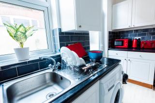 Valla Nest Serviced Stay with Garden Views in Town Centre - 1