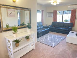 Auckland City & AIRPORT Near Sylvia park mall - 9