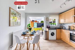 Cosy Stylish Home w EV Charger Priv.… - 6