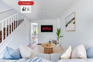 Cosy Stylish Home w EV Charger Priv.… - 2