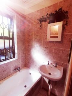 Broadway Shark Guest House - Margate - 9