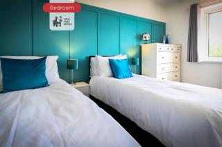 Poolside Family Escape in Luton - 1