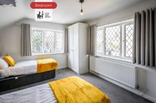 Poolside Family Escape in Luton - 5