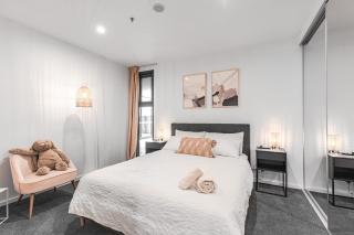 Rooftop patio w Mt View, Parking, Wifi n Netflix - - 3