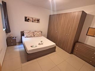 Spacious renovated 3 bedr in central of Bugibba - 9