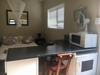 Cozy All-In-One Beach Getaway - Struisbaai - 3