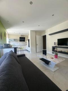 Comfort Jacuzzi New Apartment in Nilvange - 4