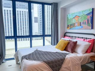 VIDA VERDE at 38 Park Avenue - 5 minutes walk to Ayala Central Bloc, with Infinity Pool, Fast Wi-Fi, Gym, & City Views inside Cebu IT Park - 8