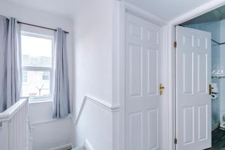 Spacious 3 Bedroom House in Preston by Eason Stays, ideal for Weekend Getaways & Business Travellers with Free Parking! - Penwortham - 3