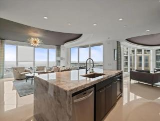 Sky-high Waterfront Luxury With Wraparound Views - St. Petersburg - 0