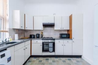 Spacious 3 Bedroom House in Preston by Eason Stays, ideal for Weekend Getaways & Business Travellers with Free Parking! - 6
