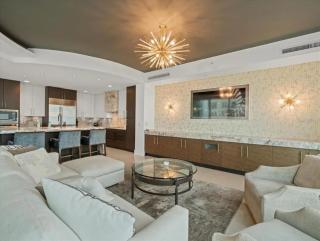 Sky-high Waterfront Luxury With Wraparound Views - St. Petersburg - 1