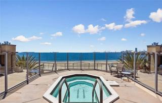 Long Beach 3-Bedrooms Corner Condo - Long Beach - 0
