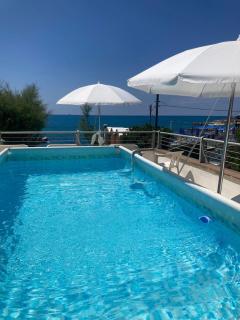 Flat at 30mt from sea, small pool and parking - 2