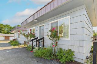 Surf Shack 2: Cozy Cabin + Wi-Fi - 1