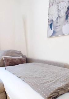 Flair-Apartments 'Apartment nähe Schlosspark', 300 m Bahnhof, Innenstadt Bad Salzuflen Stadtteil Schötmar, für Urlaub oder Geschäftsreise, separater Eingang, 24 Std Check-in,WLAN, Streaming-Fernseher, Küche, Regendusche, Doppelbett, 2 Schlafsofa - 2