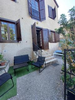 Cozy renovated cottage in town - 2