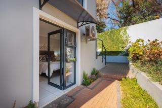 Warm & Cosy!Flat Nr1 in leafy and quiet Hurlingham - Johannesburg - 9