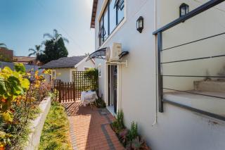 Warm & Cosy!Flat Nr1 in leafy and quiet Hurlingham - Johannesburg - 3