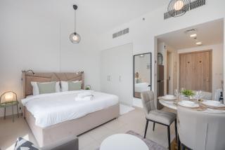 Townsquare Studio apartment with Pool & Arcade - 7