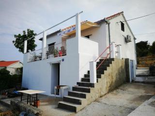 Rustic Rogac Apartment - Sea and Silence - 8