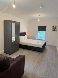Luxury 5BR House Sleeps 10 Entire Home in Cardiff City Centre - Cardiff - 2