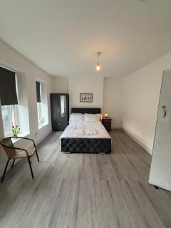 Luxury 5BR House Sleeps 10 Entire Home in Cardiff City Centre - Cardiff - 4
