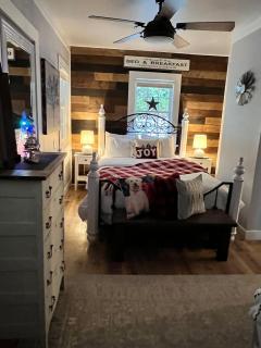 Mile 77 Cottages Lakefront 100yr old Railway Cottage - 5