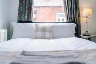 Four BR House By Eason Stays Short Lets & Serviced Accommodation Chorley With Free Parking - 2