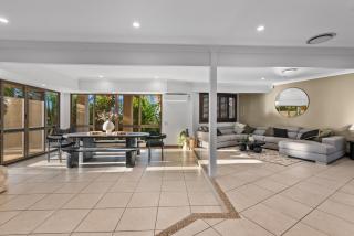 Maroochydore 5-Bed Retreat with Pergola & Bar - Maroochydore - 3