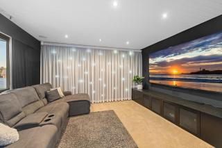 Maroochydore 5-Bed Retreat with Pergola & Bar - 8