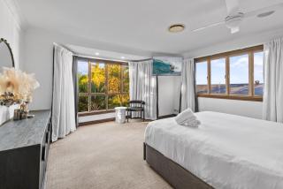 Maroochydore 5-Bed Retreat with Pergola & Bar - 4