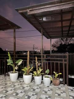 Chic Hilltop Hideaway and Stylish Stay in Caloocan's Crestview - - 9